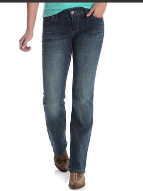 Wrangler Essential bootcut mid rise jeans. Size 32.